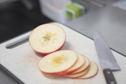 まな板の上のスターカットしたリンゴ スターカット,りんご,輪切りの写真素材