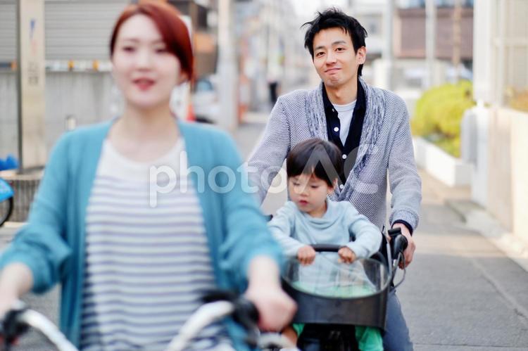 自転車に乗る家族 30代,働き世代,家族の写真素材