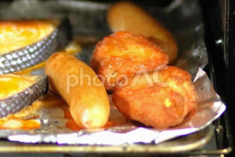 オーブンで焼く弁当のおかず 唐揚げ,ウインナー,鮭の写真素材