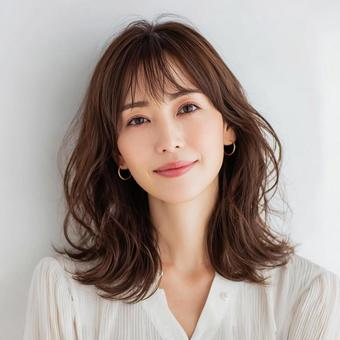 自然なウェーブ髪の女性の写真