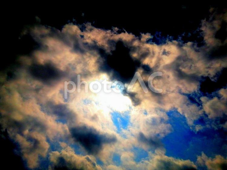 印象的な空　太陽光と雲とダークな空 印象的,ドラマチック,太陽の写真素材
