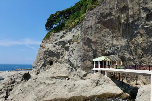 江の島岩屋付近の海岸の岩場 江の島岩屋付近の海岸の岩場 岩場,海岸,岩屋の写真素材