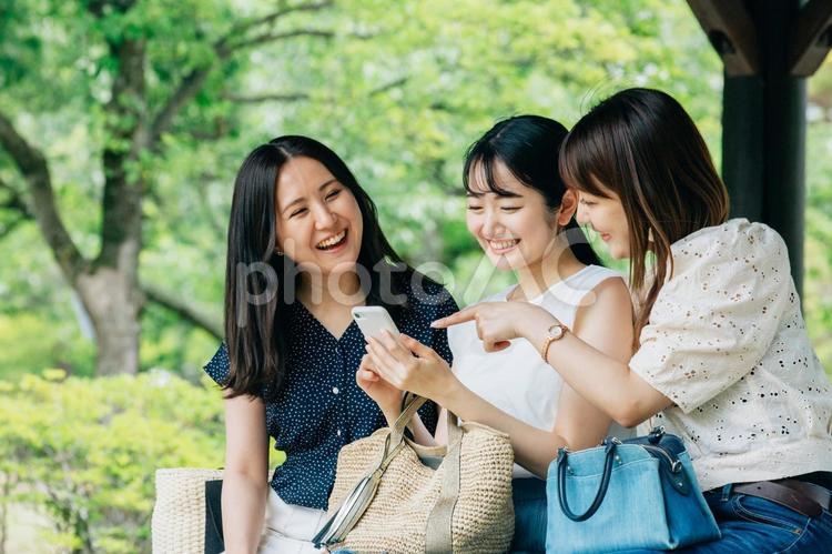 スマホを使う女性（アプリ・自撮り） 旅行,スマホ,女子旅の写真素材