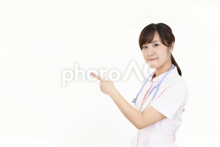 指示する笑顔の看護師 女性,女,看護師の写真素材
