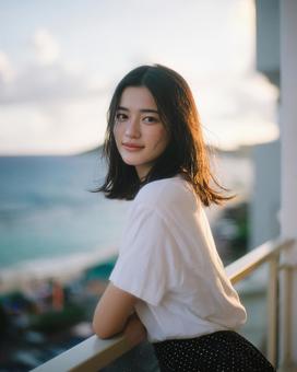 旅行先でリラックスした表情の女性 旅行先でリラックスした表情の女性の写真