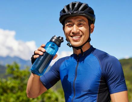 サイクリストの夏・休憩と給水 サイクリストの夏・休憩と給水の写真