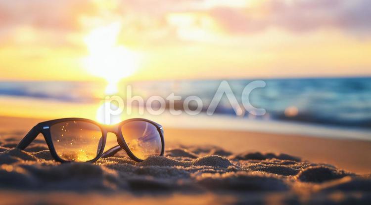 オレンジ色の太陽が照らす夏の砂浜の風景 海,夏,夕日の写真素材