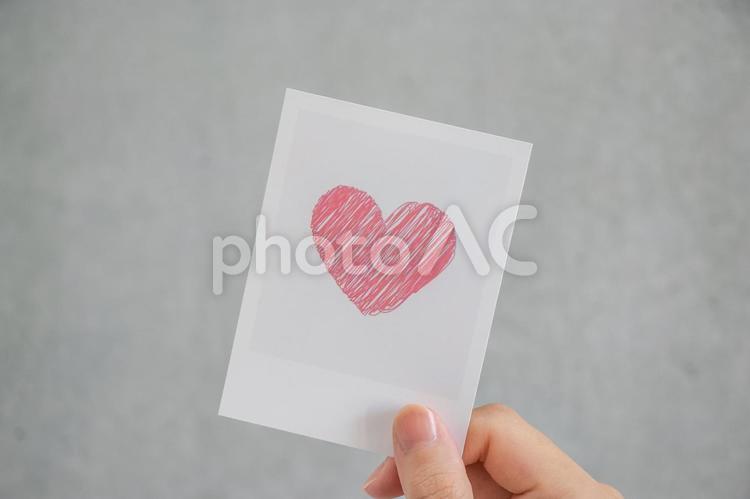 ハートの写真を持つ手3 ハート,手,気持ちの写真素材