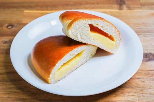 クリームパン クリームパン,スイーツ,菓子パンの写真素材