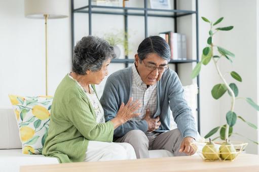 健康に心配するシニアの夫婦 健康に心配するシニアの夫婦 苦しい,痛い,心配の写真素材