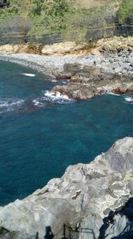 コバルトブルーと人影の写真