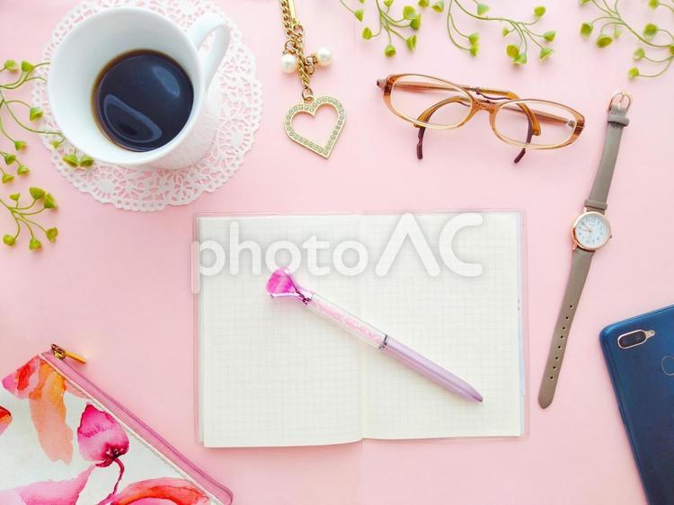 ビジネスシーン　メモ帳とコーヒー 女性,女性イメージ,オシャレの写真素材