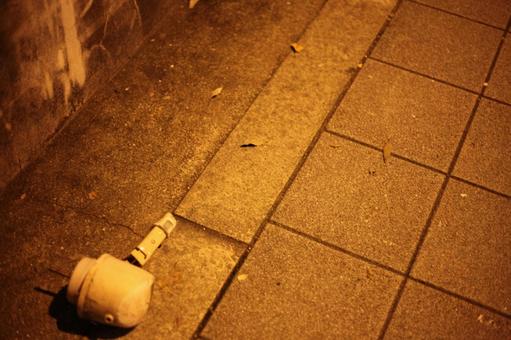 道に落ちてる扇風機の一部 扇風機,壊れた,道の写真素材