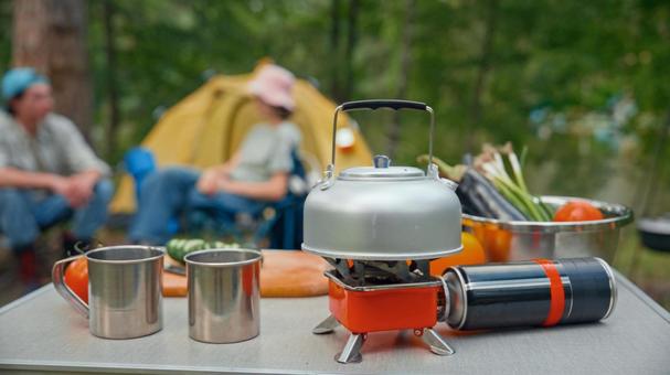 調理用のキャンプ用品 ケトル,コンロ,ガス缶の写真素材