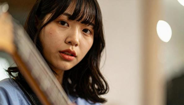 ベースを演奏する女性の写真