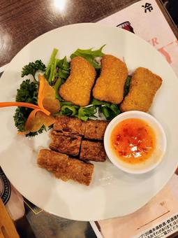 揚げ物皿（上から） 揚げ物,ナゲット,葉物野菜の写真素材