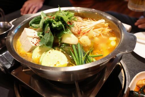具材が乗ったプデチゲ鍋 韓国料理,プデチゲ,豆腐の写真素材