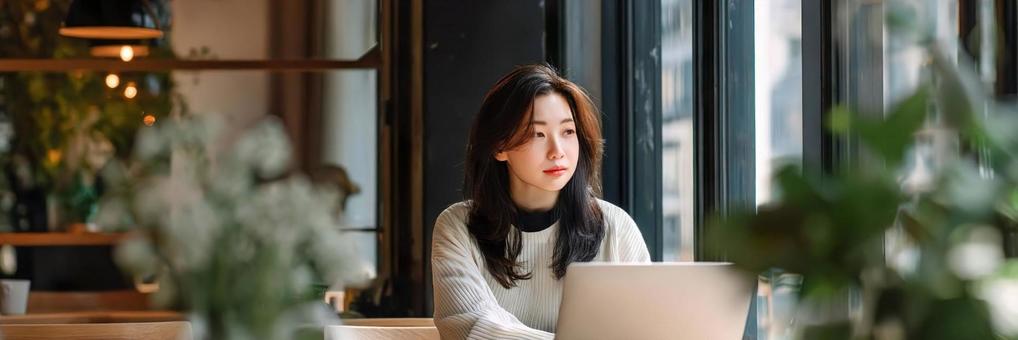 3:1 カフェでテレワークする女性01の写真