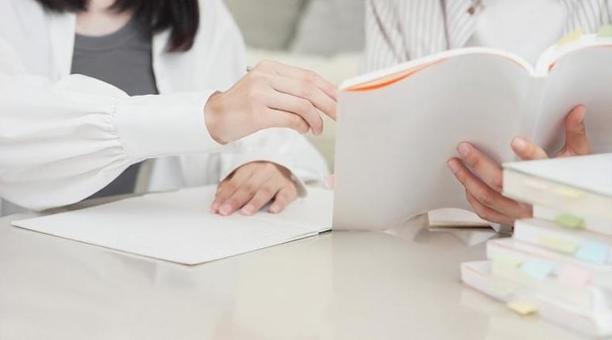 勉強を教えあうアジア人の男女 勉強を教えあうアジア人の男女 女性,男性,学生の写真素材