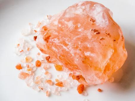 ピンクソルト岩塩の粒と塊 岩塩,天然岩塩,ピンクソルトの写真素材