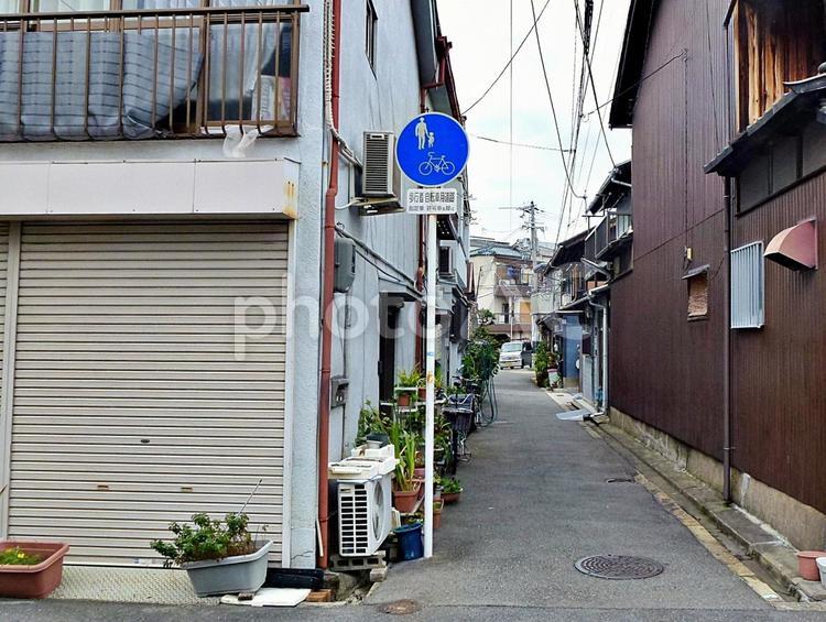 昭和の雰囲気を残す町角 町角,隘路,町並みの写真素材
