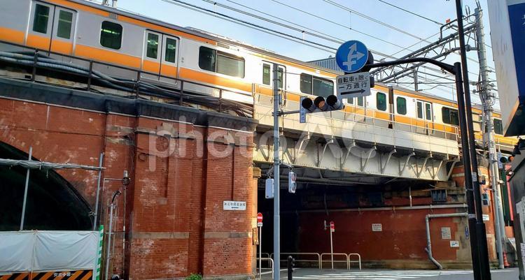 JR神田駅西口からの中央線 jr,電車,交通の写真素材