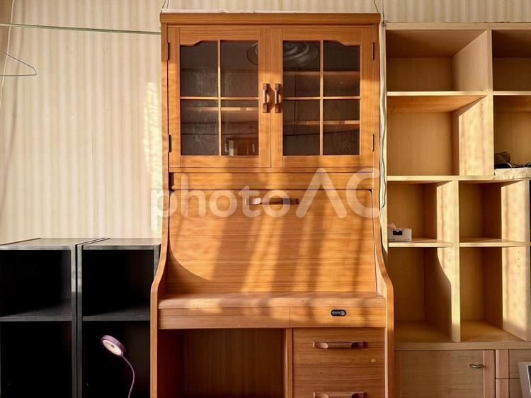 西日の当たった空っぽの勉強机_正面 学習机,勉強机,机の写真素材