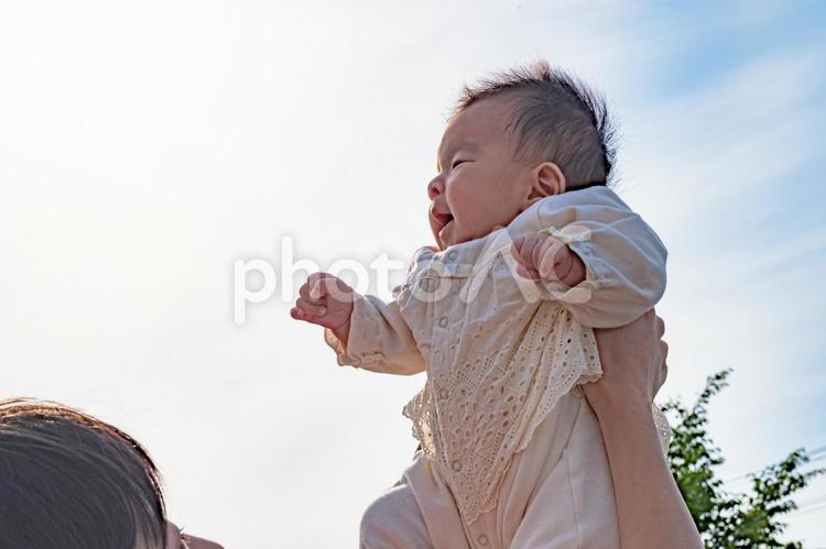 高い高いされる赤ちゃん(その２) 赤ちゃん,抱っこ,夏の写真素材