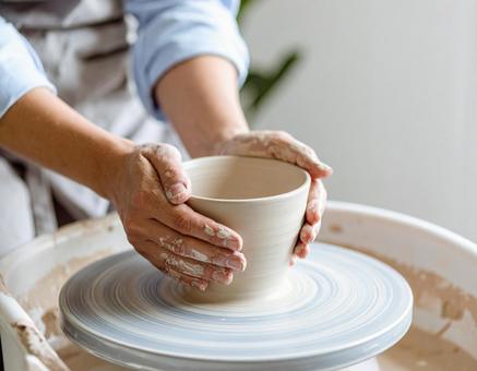 陶芸をする手元の写真