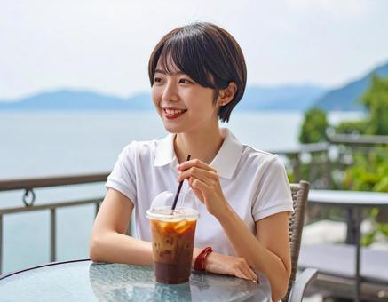 湖畔のカフェで休憩 湖畔のカフェで休憩の写真