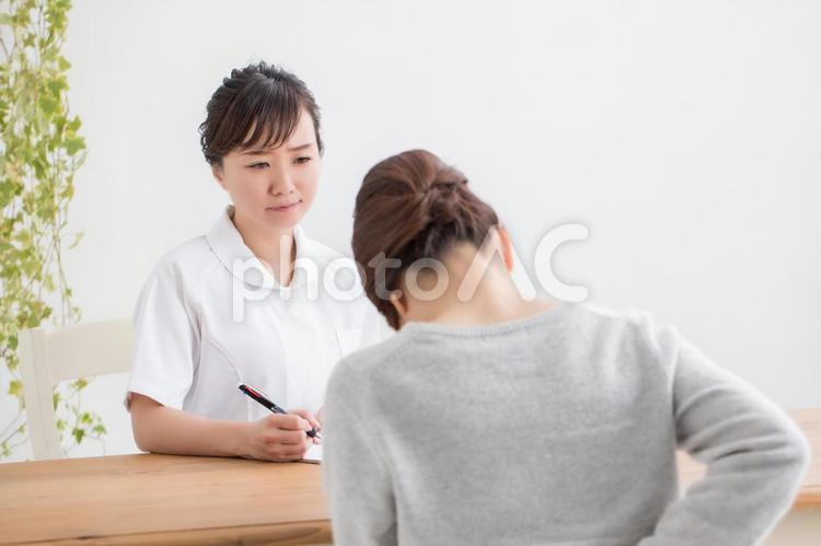 腰痛の女性をカウンセリング カウンセリング,腰痛,リハビリの写真素材