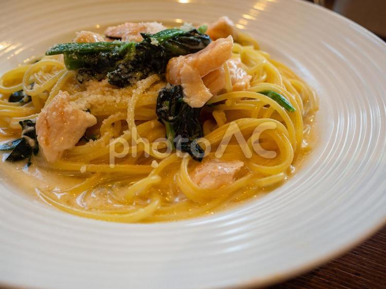 サーモンとほうれん草のクリームパスタ3 スパゲティ,ほうれん草,パスタの写真素材