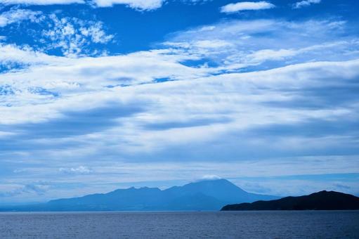 日本海の海上から見る中国地方最高峰の大山 日本海の海上から見る中国地方最高峰の大山の写真