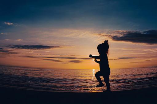 夕暮れ時の波打ち際で遊ぶ子供 夕暮れ時の波打ち際で遊ぶ子供 海岸,子供,波打ち際の写真素材