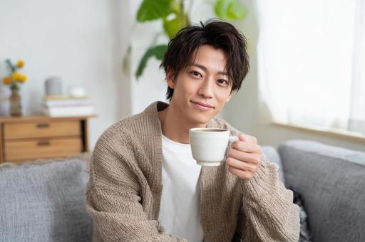 自宅でくつろぐ男性-2 自宅でくつろぐ男性-2の写真