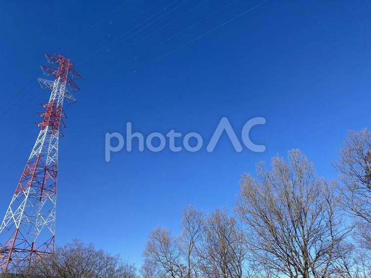 冬のとある晴れた日　鉄塔と送電線 送電線,送電鉄塔,電線の写真素材