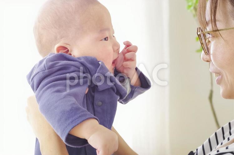 母親に抱っこされている赤ちゃん 赤ちゃん,乳児,乳幼児の写真素材
