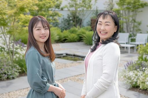 仲が良い女性二人 女性,母娘,ママ友の写真素材
