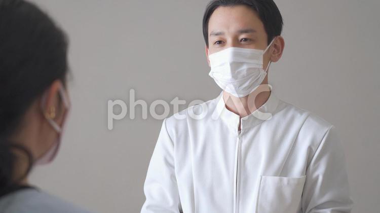 診察をする男性 カウンセリング,診察,医師の写真素材