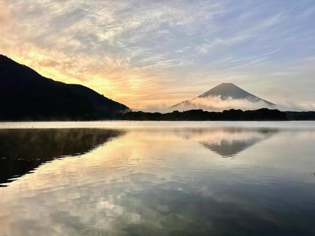 静寂に包まれた精進湖から見る富士山 静寂に包まれた精進湖から見る富士山 富士山,精進湖,朝焼けの写真素材