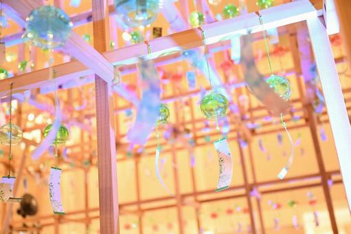 風に揺れるカラフルな風鈴 風に揺れるカラフルな風鈴 風鈴,夏,カラフルの写真素材
