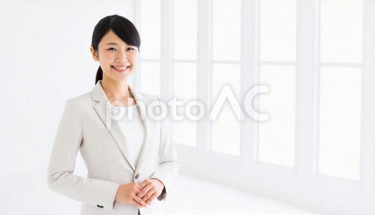 室内で笑顔を見せる若い女性のポートレート 人物,女性,若いの写真素材