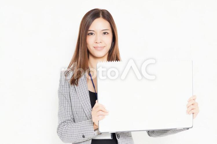 大きいスケッチブックを持つ若いビジネスウーマン 女性,ビジネス,テキストスペースの写真素材
