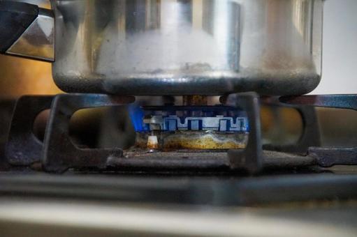 弱火のガスコンロと鍋 キッチン,コンロ,調理の写真素材