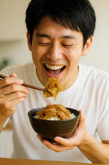 丼飯を大きな口をあけ嬉しそうに食べる瞬間 丼飯を大きな口をあけ嬉しそうに食べる瞬間の写真