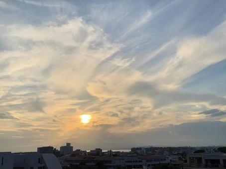 澄んだ秋の空 キレイな夕焼けと雲 澄んだ秋の空 キレイな夕焼けと雲 空,自然,風景の写真素材