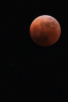 皆既月食の赤い月と星 皆既月食の赤い月と星 皆既月食,秋,中秋の写真素材