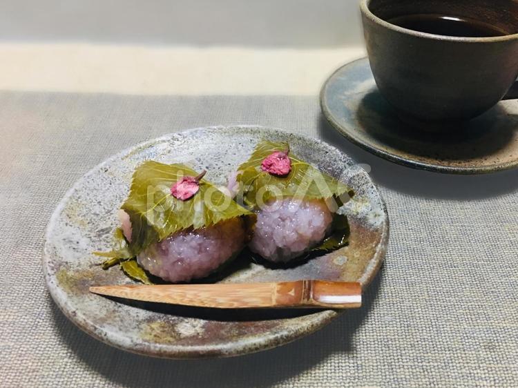 備前焼の皿にのせた桜餅とコーヒー 桜餅,和菓子,伝統和菓子の写真素材