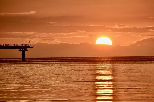 秋の海の水平線に沈む夕日 夕日,水平線,山口県光市の写真素材