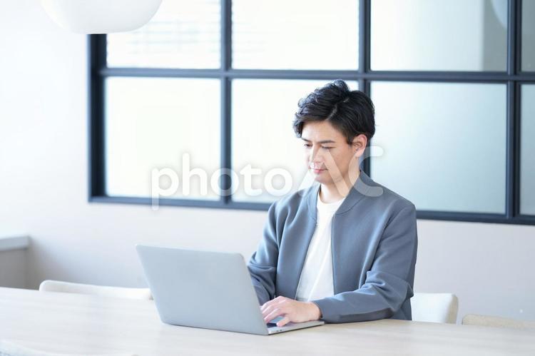 真剣な顔でパソコン作業中の男性 男性,ノートパソコン,真剣の写真素材